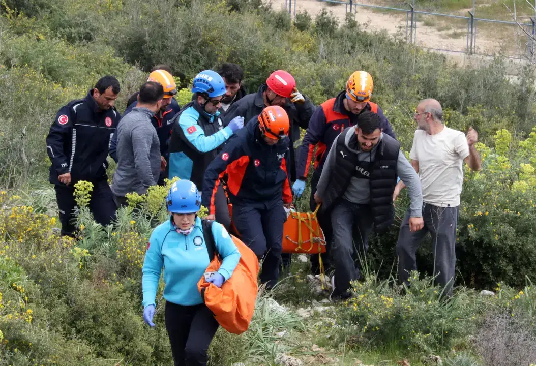 Genç Kadın Kepez'de 20 Metrelik Kayalıklardan Düştü 6